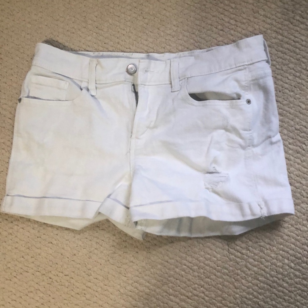 Super cute white boyfriend Jean shorts🌪
